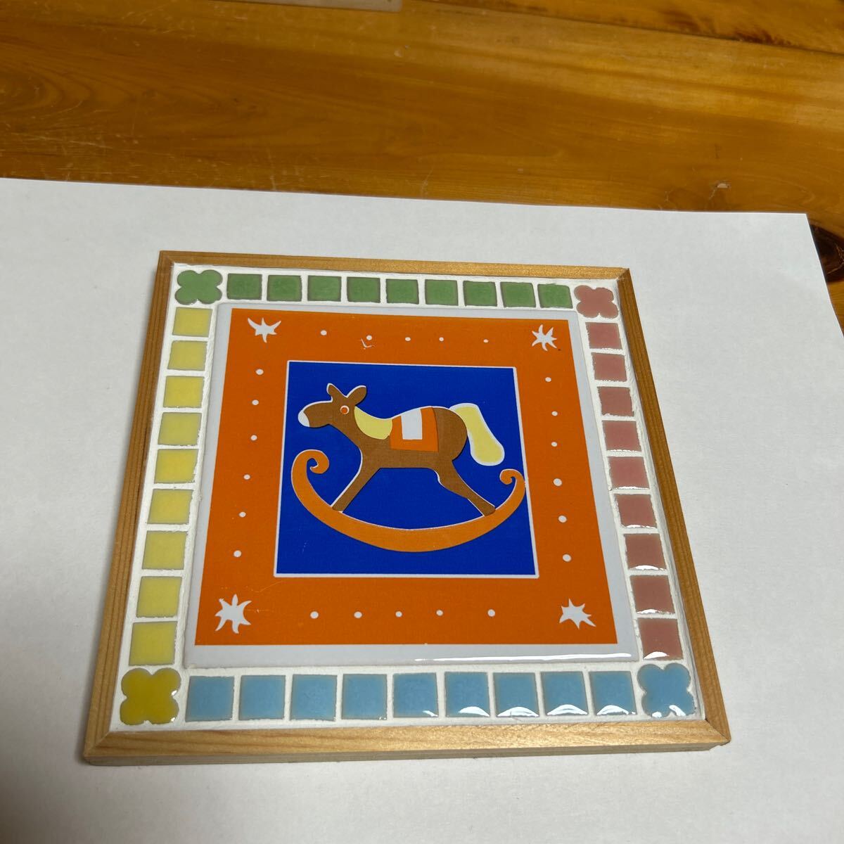 鍋敷き タイル ロッキングホース柄 サイズ縦横14.5cm厚さ1.2cm 新品 未使用品 送料無料拍卖