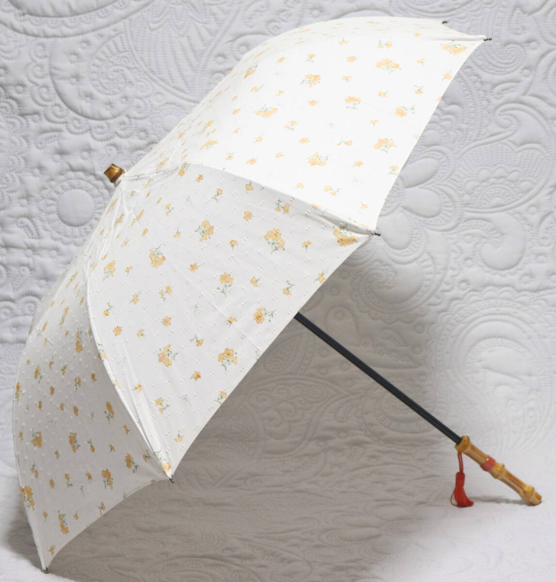 新品【折り畳み傘 日傘 】軽量 小花柄 まっすぐ持ち手木製 フリンジ付き 白 日本製 v6813拍卖