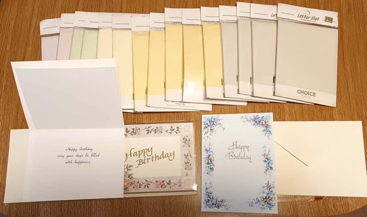 カラーレターセット(封筒・便せん入り)とバースデーカード(封筒・メッセージカード入り)未使用長期保管品 袋に汚れ・破れ有り拍卖