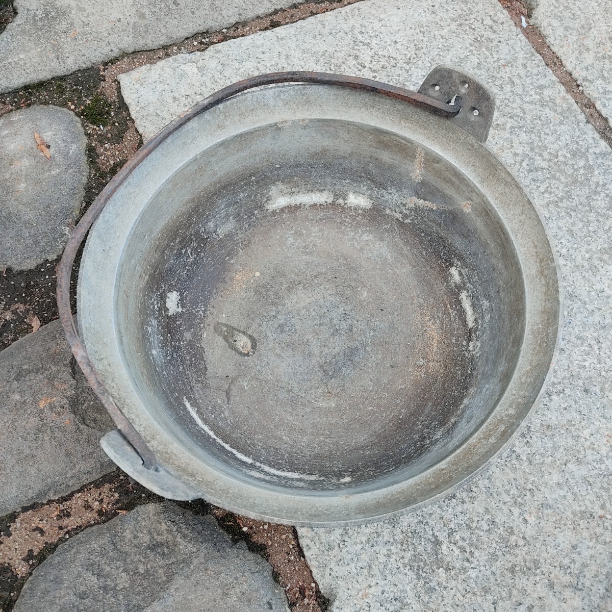 石皿 大鍋 業務用 アルミ鍋 昭和レトロ 民藝 平皿 時代 茶道具 骨董品 鍋 釜 窯 鉄 アンティーク 当時物 時代物 拍卖