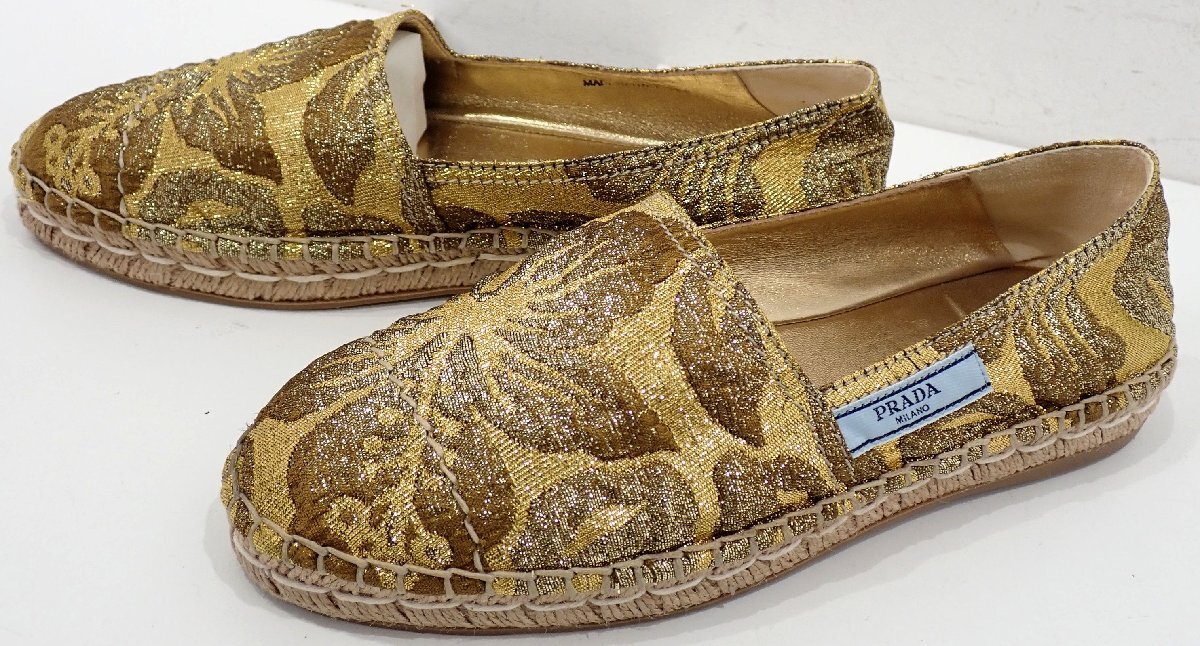 定価8万円↑未使用 超美品 プラダ エンボス 刺繍 サイド ロゴ シューズ スニーカー レディース ゴールド 38 24cm シューズ スリッポン 1218拍卖