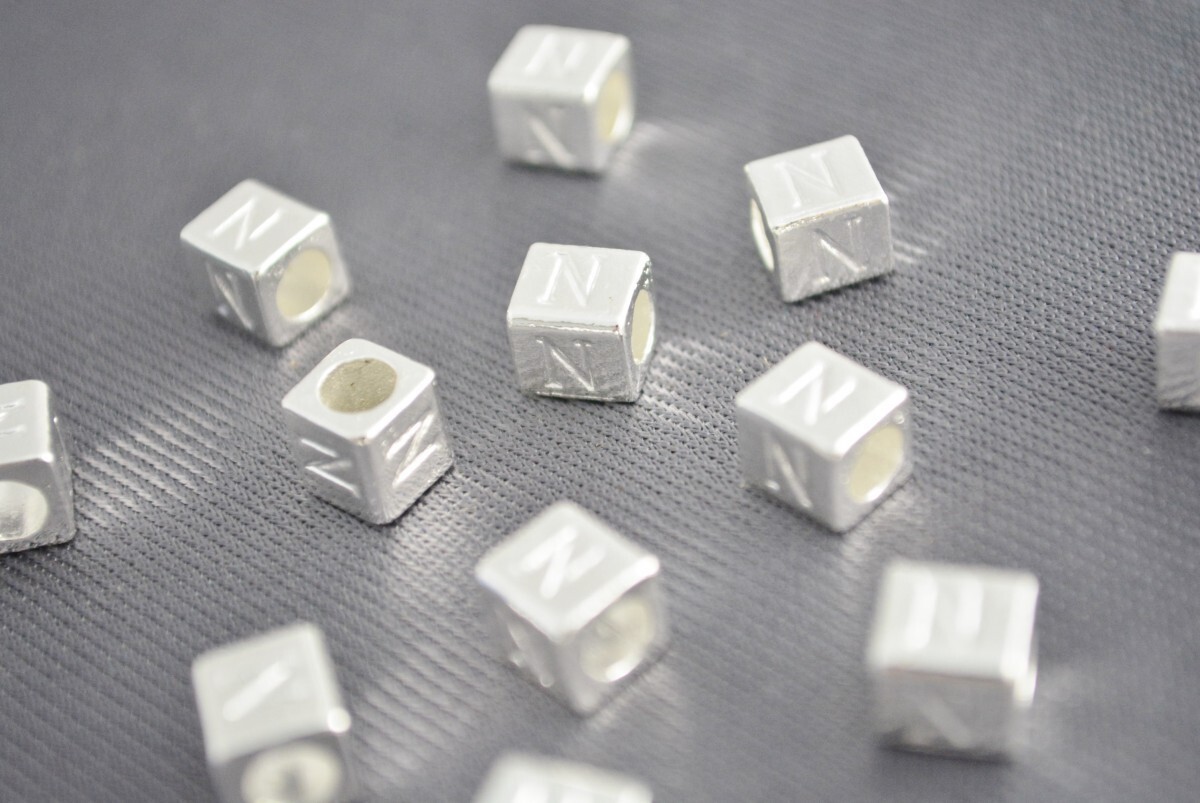 ビーズクラブ ロンデル メタルビーズ キューブ型 アルファベット 「N」 シルバー 7mm 1個 イニシャル ブレスレット拍卖