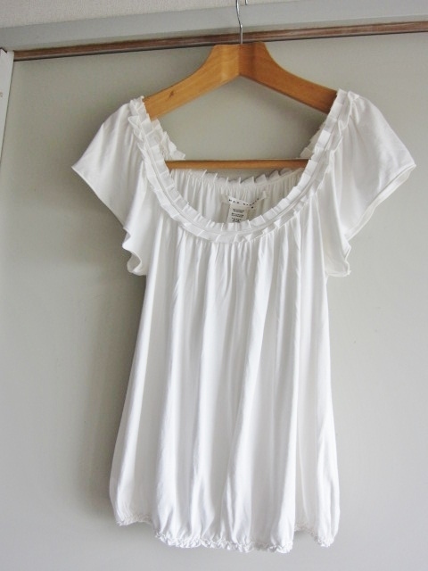 アメリカで購入 美品 MAX STUDIO 白 トップス 体型カバー 肌触り滑らか US 新品同様 マックススタジオ 半袖 綺麗め 海外ブランド Tシャツ拍卖