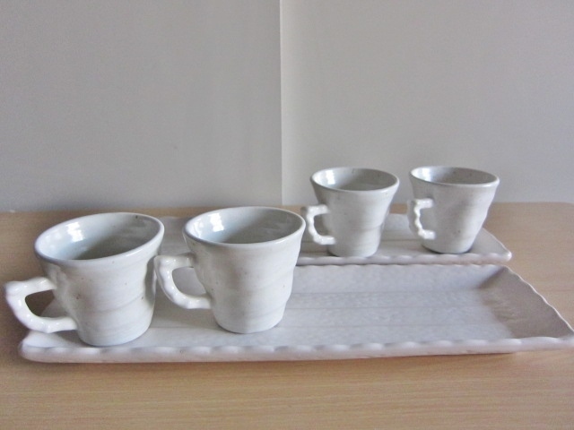 新品同様 コーヒーカップ 白 4個+ソーサー2枚セット 極美品 キッチン インテリア 白 ティーカップ 洋食器 茶器 和食器 昭和 喫茶店 レア 拍卖