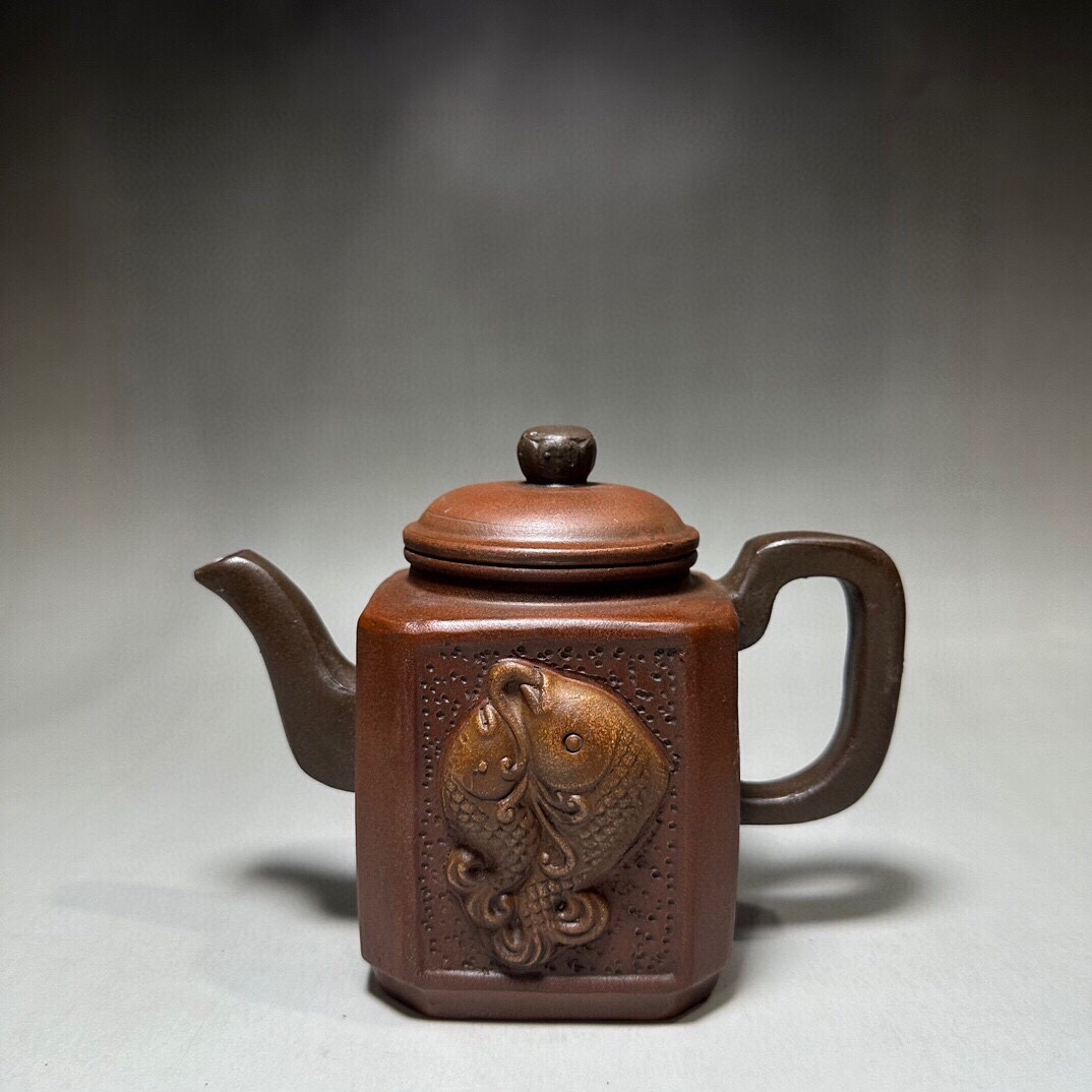 友人館蔵 古紫砂製 八方有魚壺 時大彬款 茶壺 紫砂壺 急須 茶道具 煎茶道具 極細工 古賞物 古美味 東洋彫刻 時代物 骨董 中国古美術拍卖