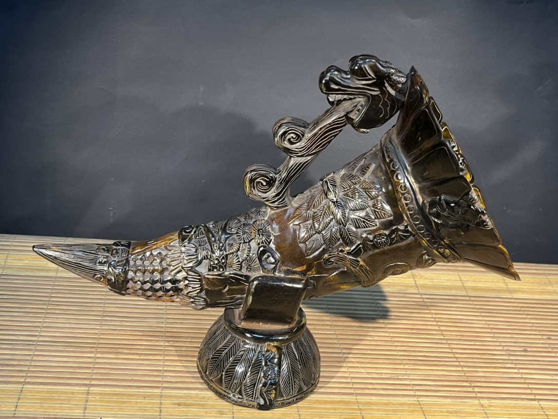 旧藏 角材彫 龍頭喇叭角杯 文案 置物 極細工 古賞物 古美味 東洋彫刻 時代物 骨董 中国古美術拍卖