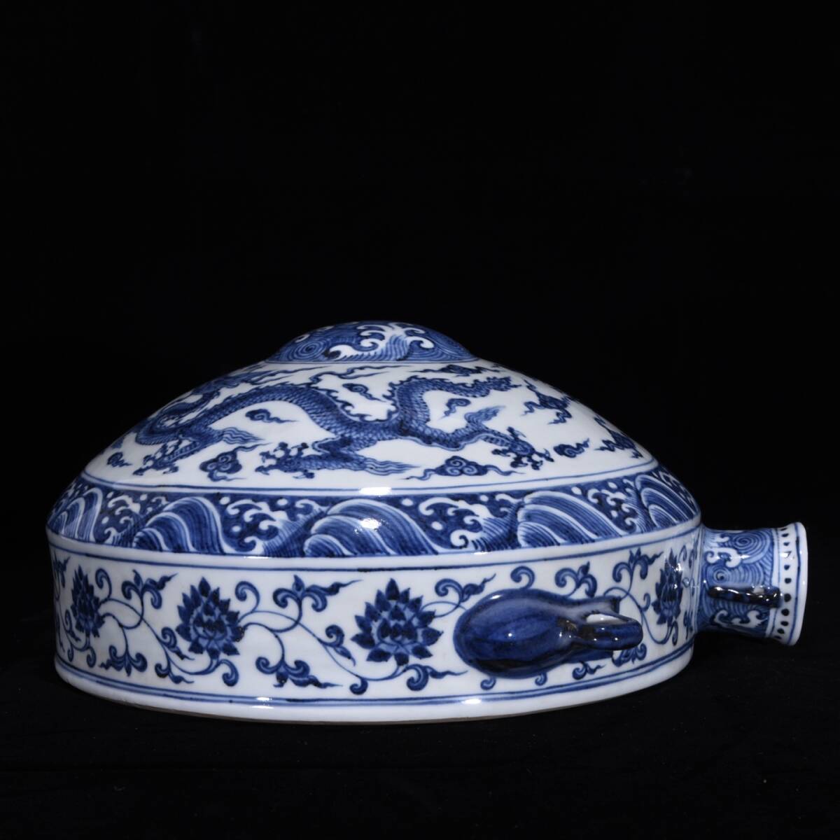 明 宣徳年製款 古陶磁器 青花龍紋臥壺 極細工 東洋彫刻 骨董品 古賞物 中国古玩 中国古美術拍卖