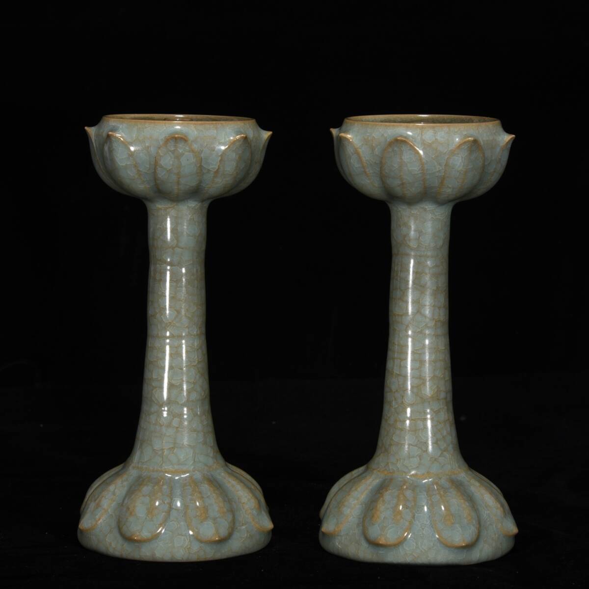 宋時代 古陶磁器 汝窯 冰裂紋蓮花燈一対 文案置物 宮廷款 供御 極細工 古賞物 古美味 東洋彫刻 時代物 骨董 中国古美術拍卖