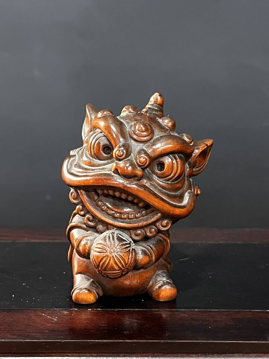 旧藏 黄楊木彫 招財開心獅子戯球 手把玩件 極細工 古賞物 古美味 東洋彫刻 時代物 骨董 中国古美術拍卖