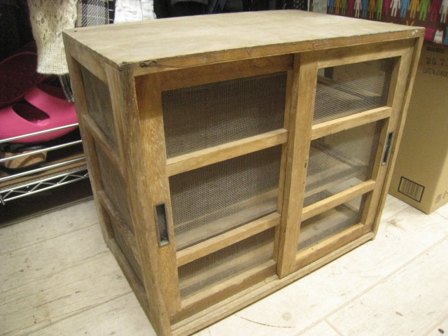 レトロ 駄菓子屋 使用品 木製 棚 金網張り ラック キャビネ 収納 引き戸 ショーケース ディスプレイ W48 D30 H42cm拍卖