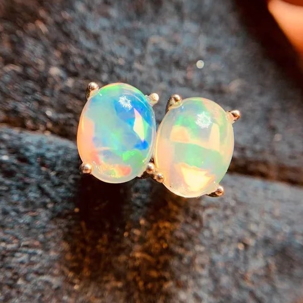 楕円形の天然エチオピアオパールのピアス、6x8mm、鑑別付き、オークション終了4日前までに最初に入札すると開始価格で購入できます_Yu5ed拍卖