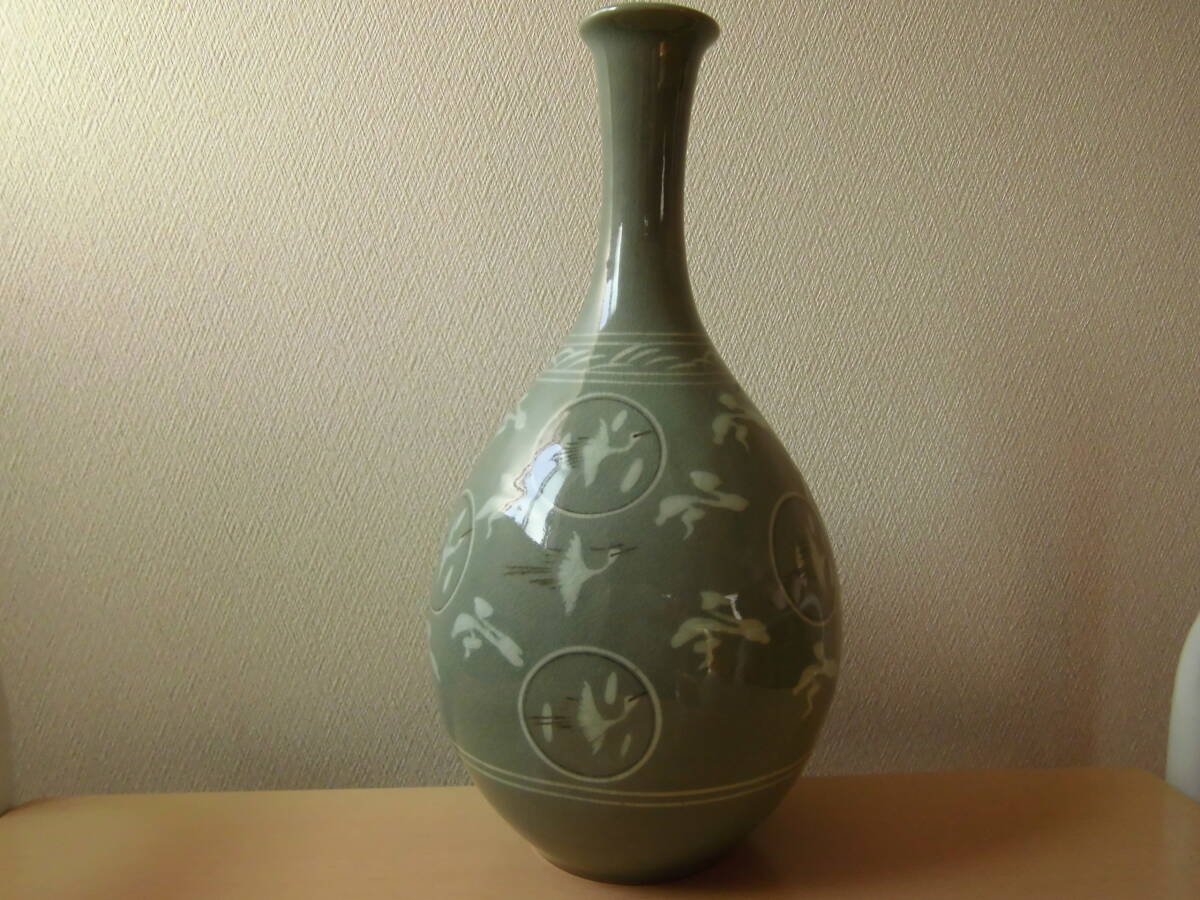 高麗青磁象嵌雲鶴文花瓶  銀波造拍卖