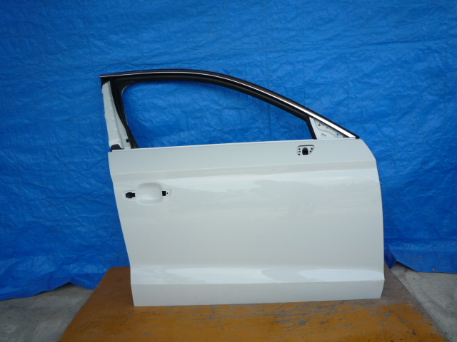 ☆BH758 アウディ A3 8V フロントドア 右 白拍卖