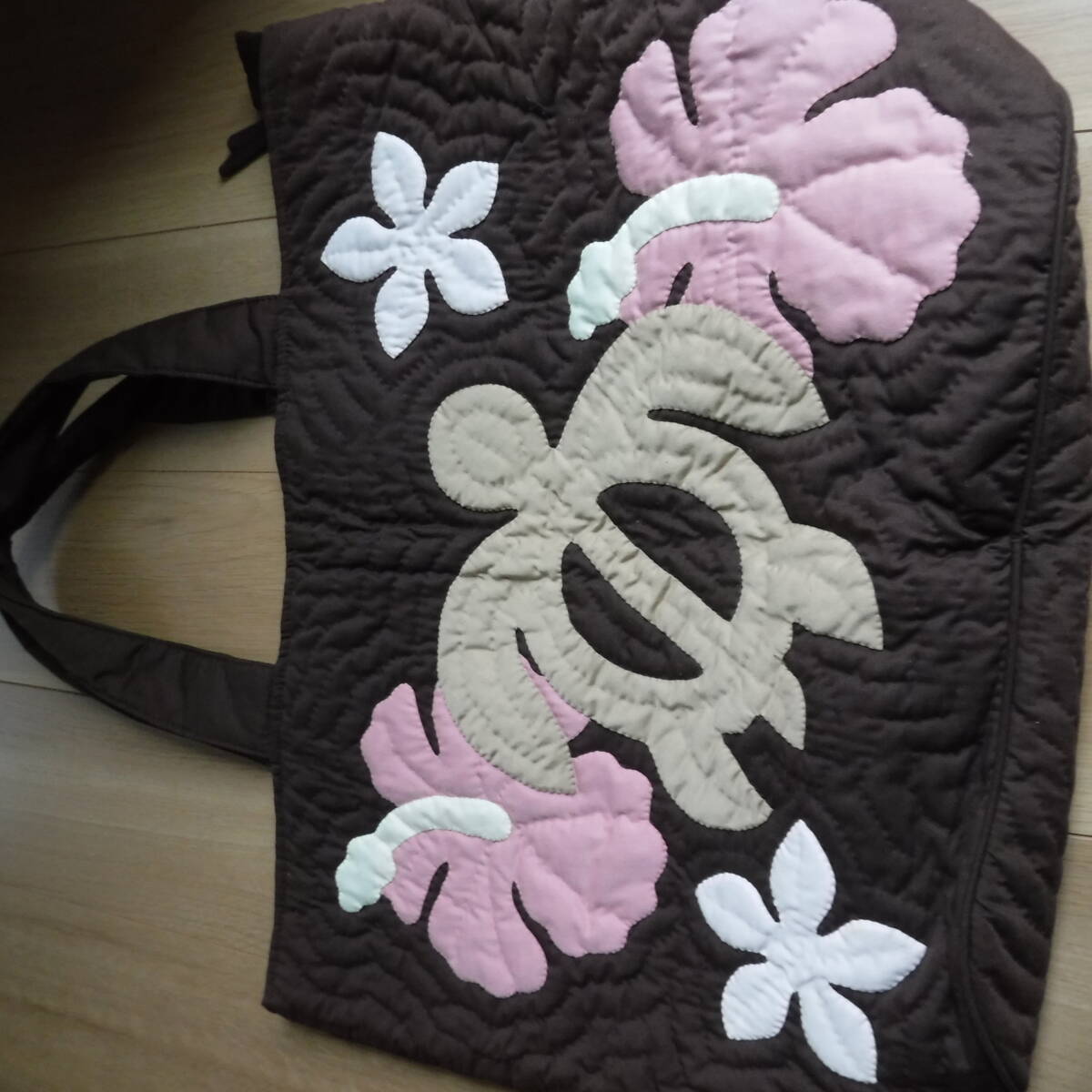 税不要特価 ハワイ購入 新品!ハワイアンキルト ホヌ・ハイビスカス・プルメリア柄 チョコレートブラウン×ピンク 特大 肩~OK トートバッグ拍卖