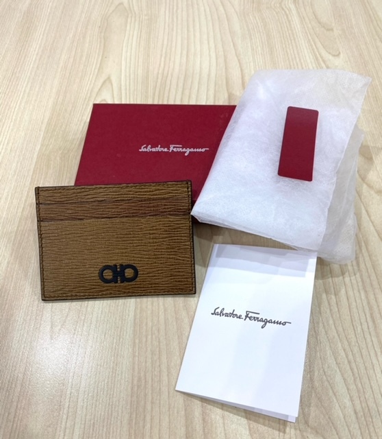 ●F7-6-55 未使用 希少カラー Salvatore Ferragamo パスケース カードケース JL-66 A387 ダブルガンチーニ レザー マグネット式 箱付保管品拍卖