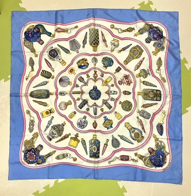 ●F7-7-30 HERMES エルメス スカーフ ブルー 青 カレ90 香水瓶 Qu'importe le flacon シルク100% 大判 フランス製 保管品拍卖