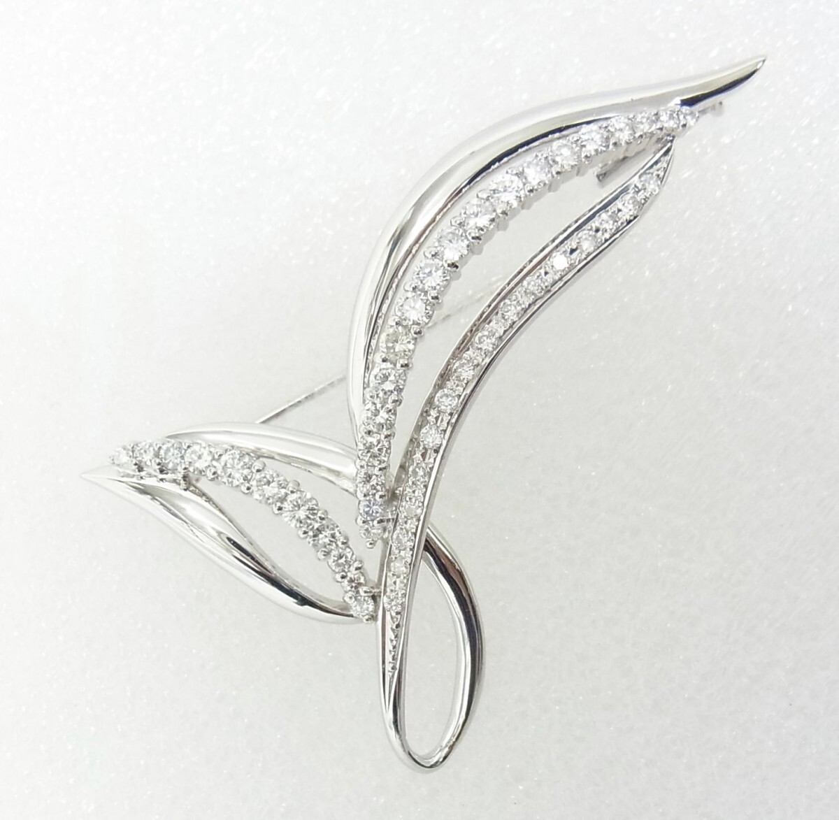 かなり上質天然ダイヤモンドが合計1.6カラット入ってて豪華感あり プラチナ製ブローチ 送料込み 商品動画あり拍卖