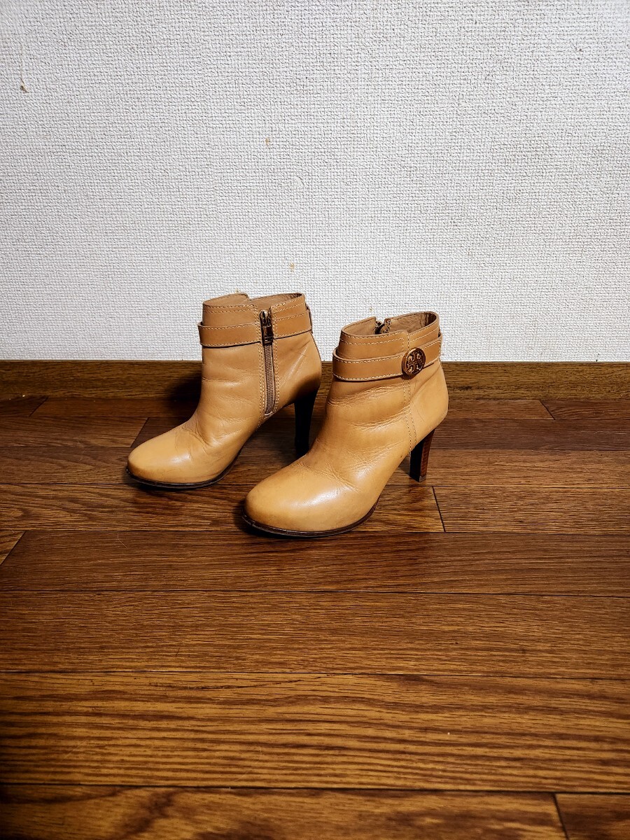 トリーバーチ ショートブーツ ベージュ ゴールド 上質レザー ロゴマーク 大人可愛い セレブ 存在感抜群 春、秋に拍卖