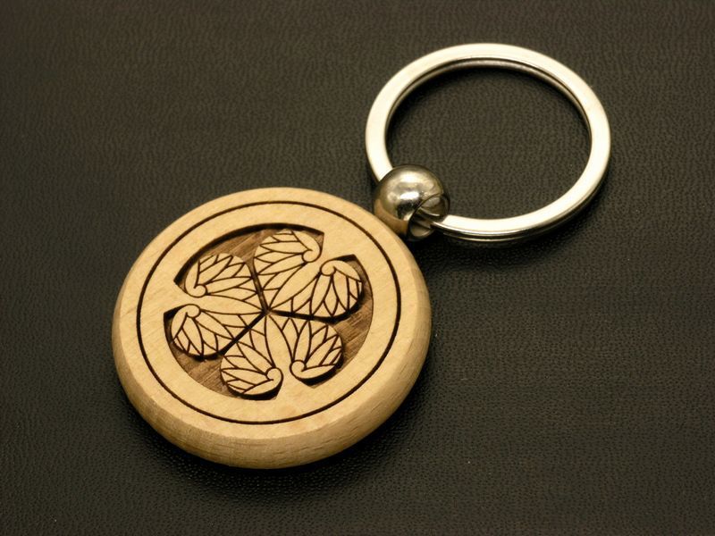 【送料無料】徳川葵 丸に三つ葉葵 家紋キーホルダー 木製 戦国武将 徳川家 家紋グッズ 水戸黄門 徳川家康 暴れん坊将軍拍卖