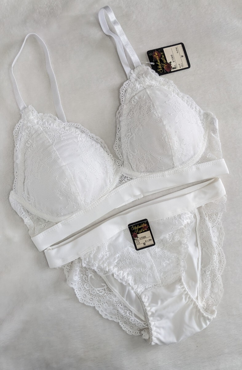 お泊まりに☆ノンワイヤーブラ&パンティM上下お揃い☆未使用☆リラックスしたい休日にも☆ホワイトレース☆匿名配送可☆タグあり☆拍卖