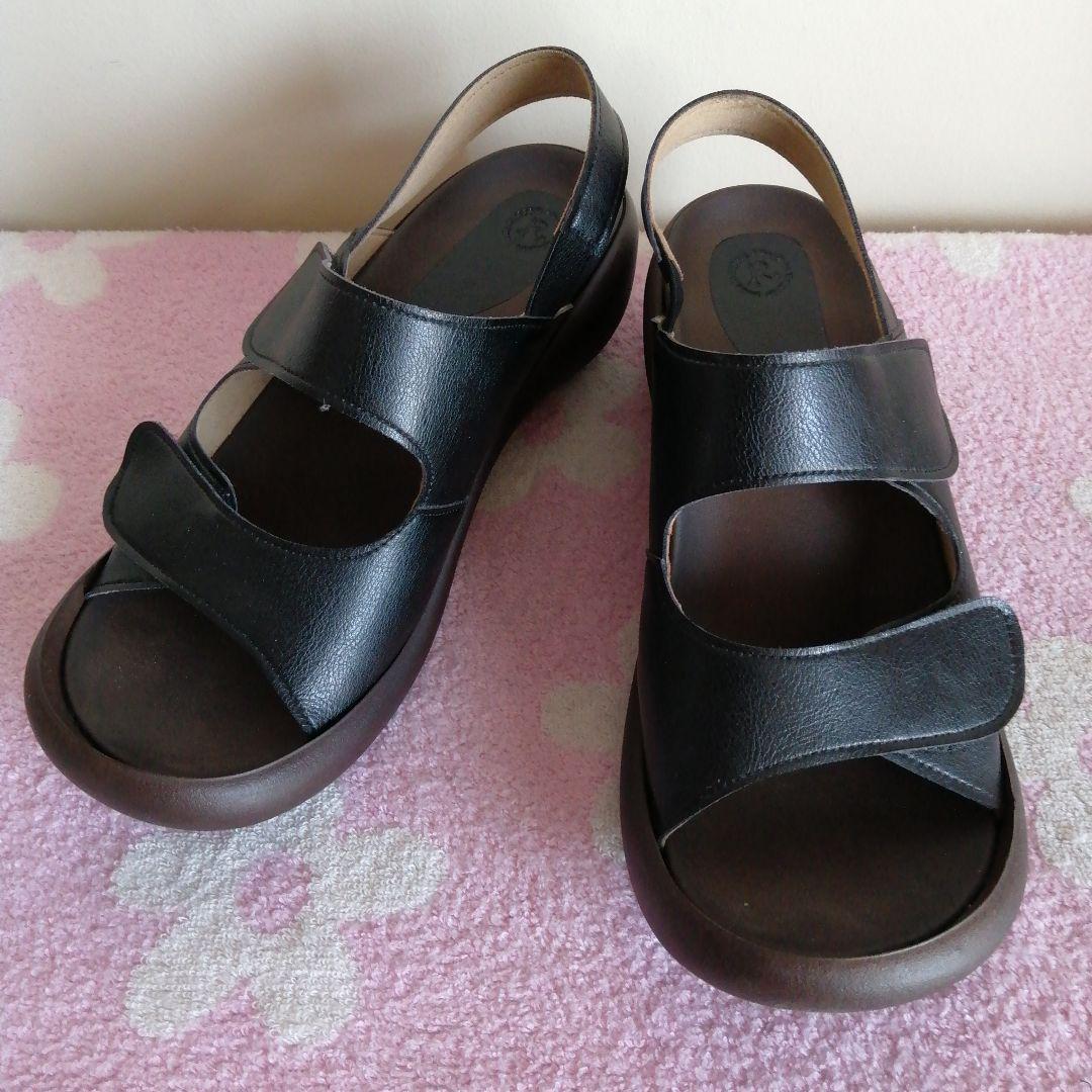 Regetta リゲッタ バックベルト付きアールウェッジサンダル ブラック拍卖