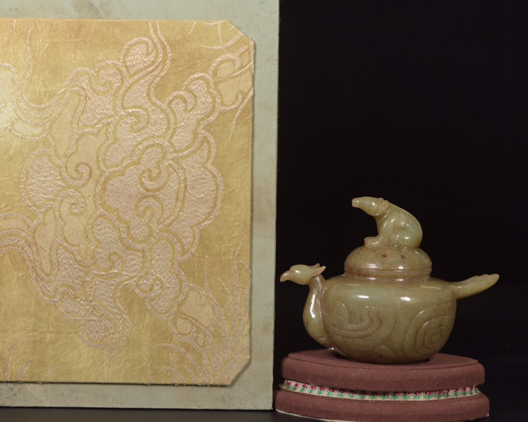 唐物 清 和田玉 壺 玉質温潤細膩 沁色自然 刀功老道 包漿一流 極細工 古美術品 時代物 中国古玩 骨董品 D64拍卖