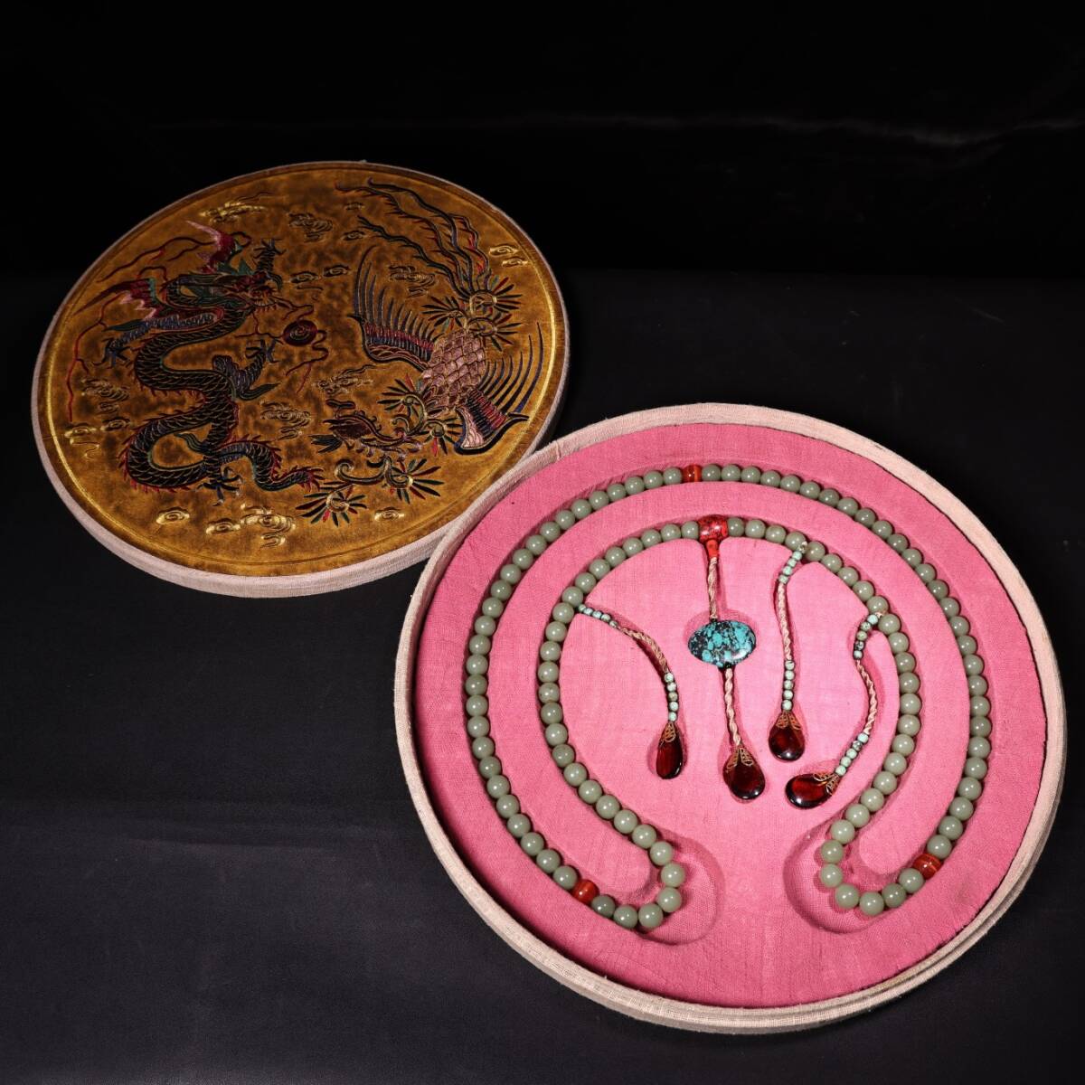 唐物 清代 宮廷禦藏 極品玉石朝珠一盒 配老刺綉盒 極細工 中国美術品 時代物 中国古玩 骨董品 D64拍卖