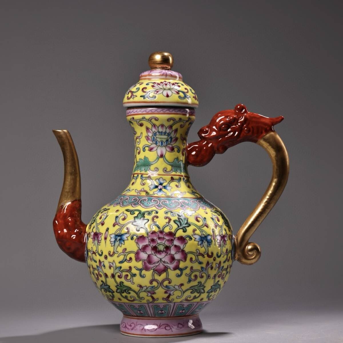 唐物 清代 雍正年製 手繪エナメル塗金 彩瓷器 茶壺 陶芸 磁器 古陶磁器 古美術品 時代物 中国古玩 骨董品 D64拍卖