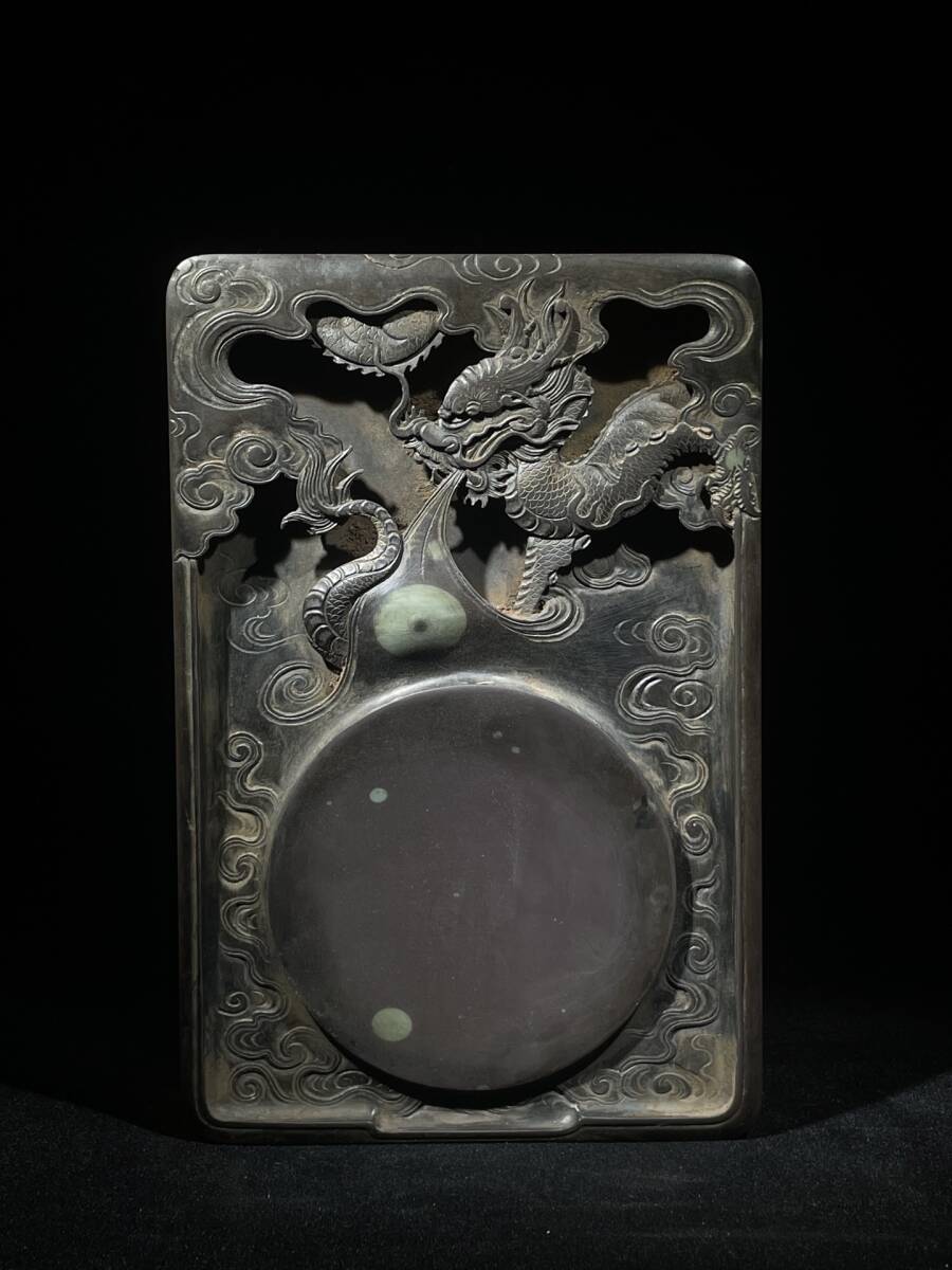 唐物 中国四大名硯 端硯 飛龍戲珠紋 造型獨特 彫工精細 包漿厚重 古硯 時代硯 文房硯 古美術品 時代物 中国古玩 骨董品 D64拍卖