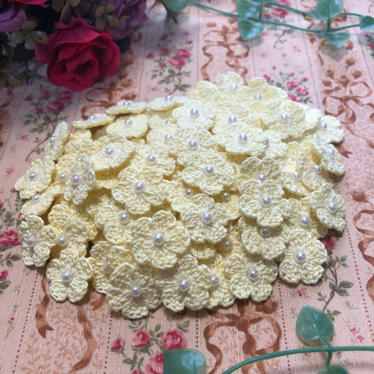 (No.⑤)☆ハンドメイド☆可愛いお花(^^)100枚【ベビーイエロー】パールビーズ付き モチーフ パーツ等に拍卖