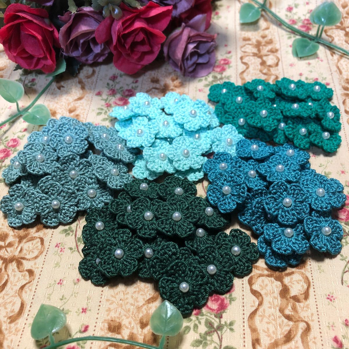 (No.⑧)☆ハンドメイド☆可愛いお花(^^)100枚【グリーン系5色】パールビーズ付き モチーフ パーツ等に拍卖