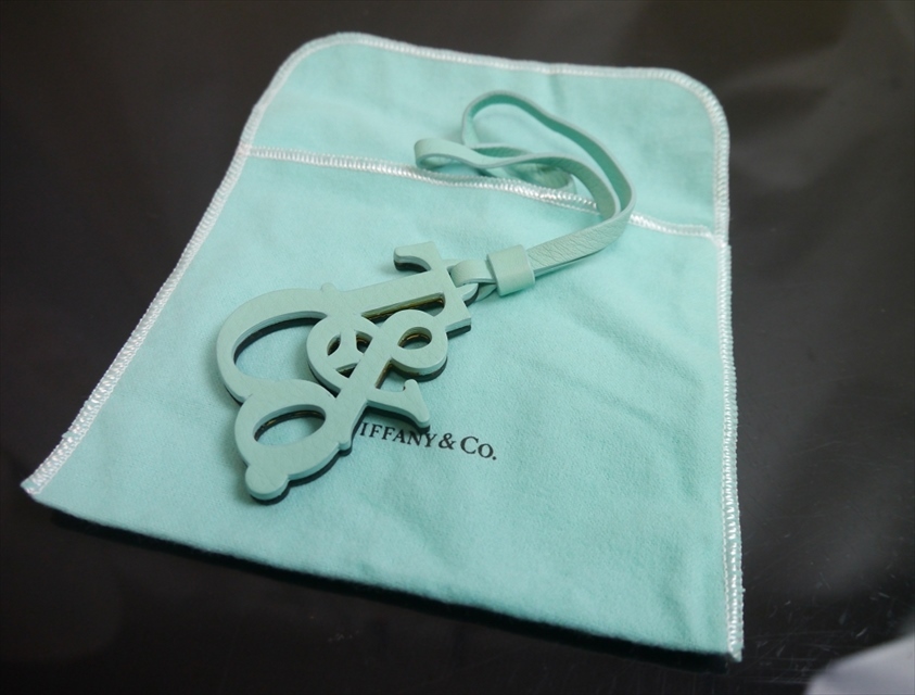 美品 ティファニー チャーム キーホルダー レザー ブルー ブラック ロゴ拍卖