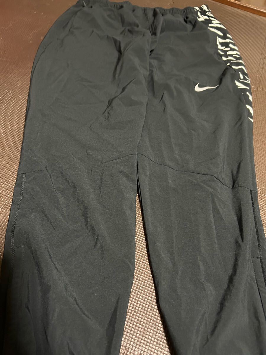 美品NIKEDRI-FIT黒、ロゴシルバー、ライン白柄入りストレッチパンツ サイズL拍卖