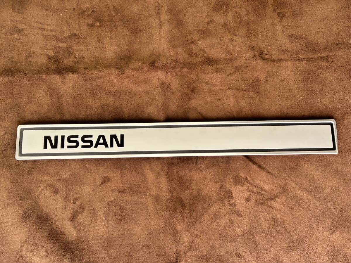 未使用品 訳有り ダットサン 720 ST 2WD 日産純正 テールゲートフィニッシャー リアゲート拍卖