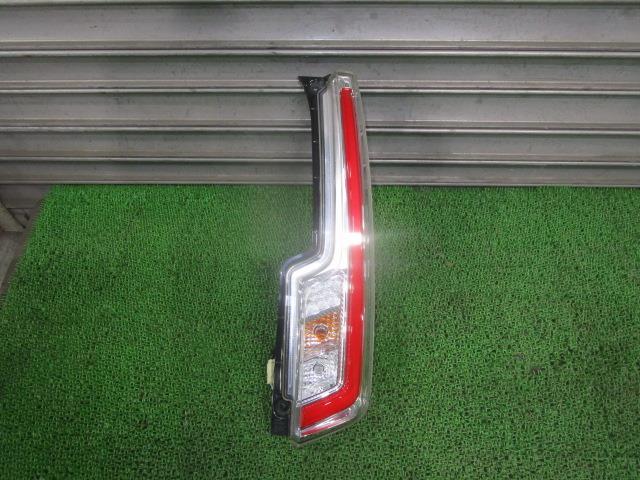 ムーヴ DBA-LA160S 右テールランプ 81551-B2320 コイト 220-69010 /42592拍卖