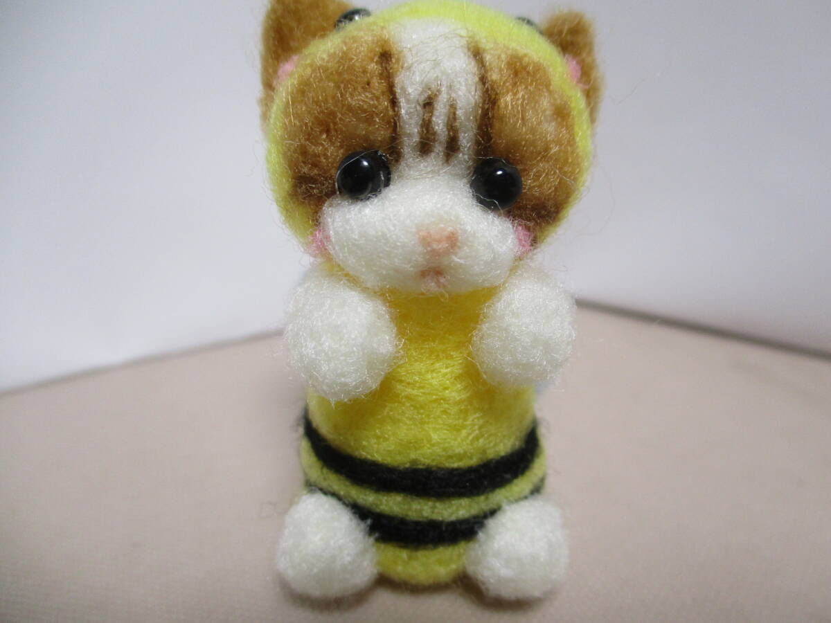 ミツバチに変身のネコちゃん ハチワレ プチトマト2個分サイズ 癒され系 拍卖