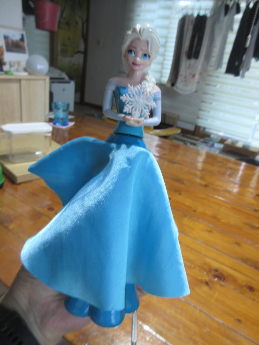 R070410 断捨離 処分「ディズニランド アナと雪の女王 ボタンを押すとエルサのスカートが廻る 光物トイ」動作確認済 保管品 USED 拍卖