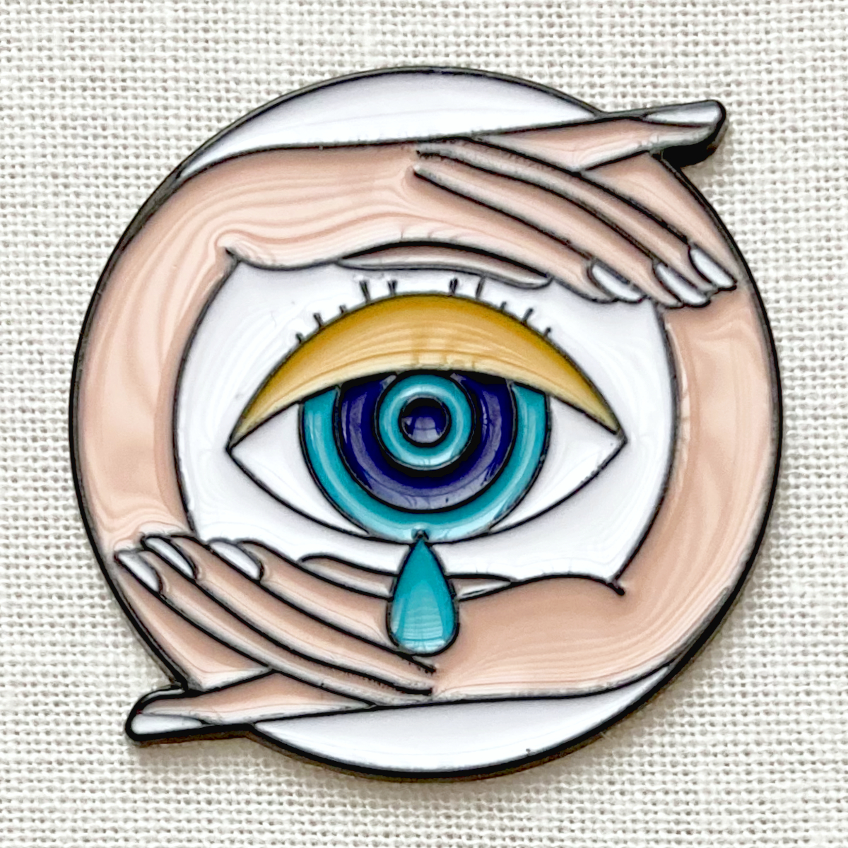 両手に包まれる涙目 瞳と手 悲しみ & 癒し◆ピンバッジ ピンズ バッチ ブローチ◆泣く 眼 プロビデンスの目 お守り拍卖