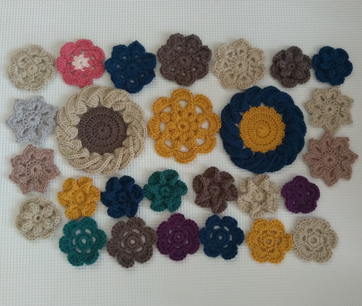 ① ハンドメイド モチーフ 花モチーフ かぎ針編み 編み物 手芸 パーツ DIY 花 アップリケ ブローチ コサージュ レース編み拍卖