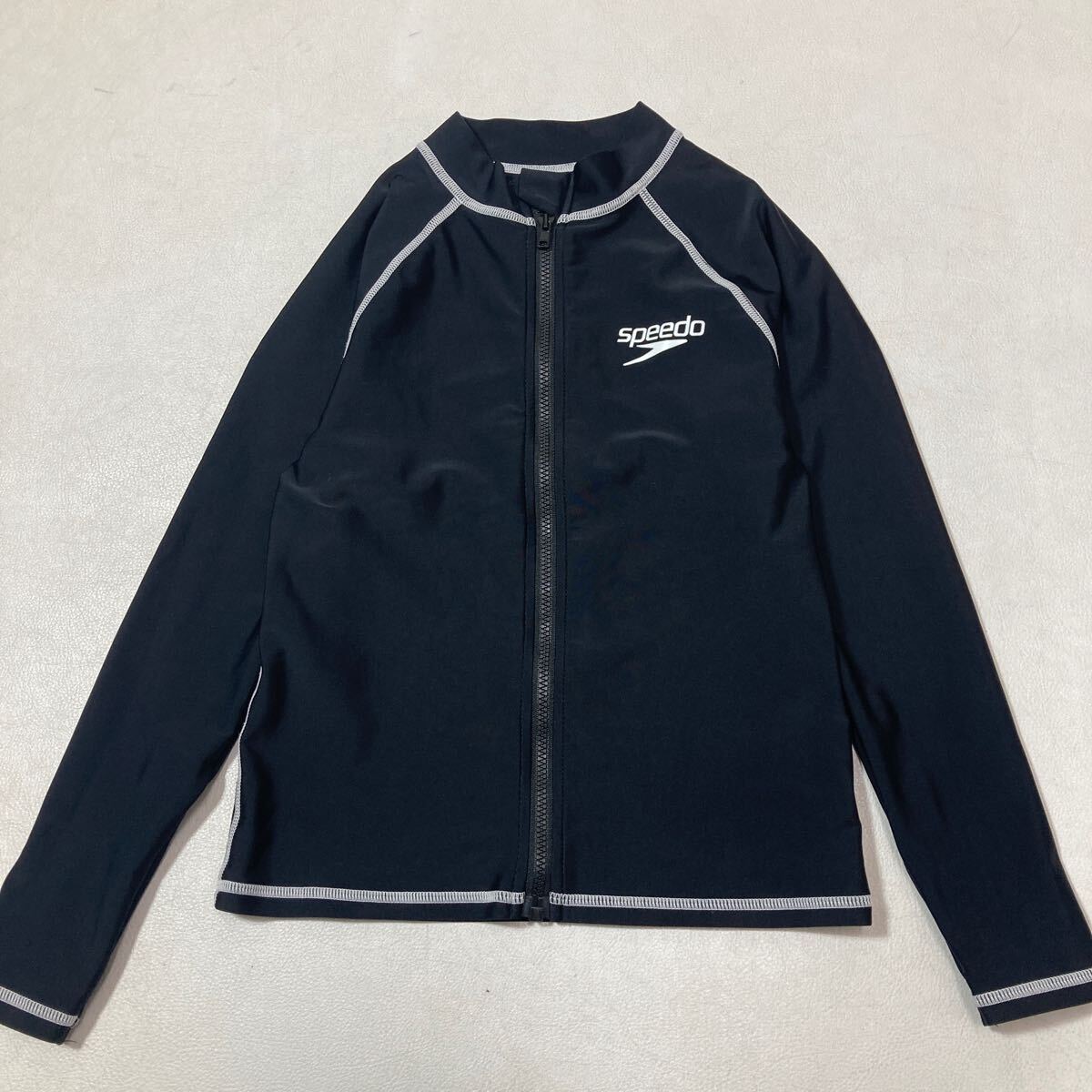 253 美品 SPEEDO スピード ジュニア ロングスリーブアクアシャツ ラッシュガード 130 ユニセックス ブラック プール 水遊び 50422J拍卖