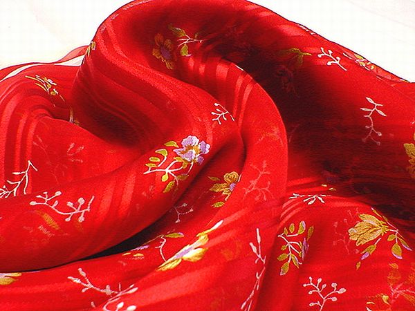 即決!【国産シルクプリントスカーフはぎれ】64cm×60cmシフォンサテンストライプ赤地絹・アウトレット、未使用品拍卖