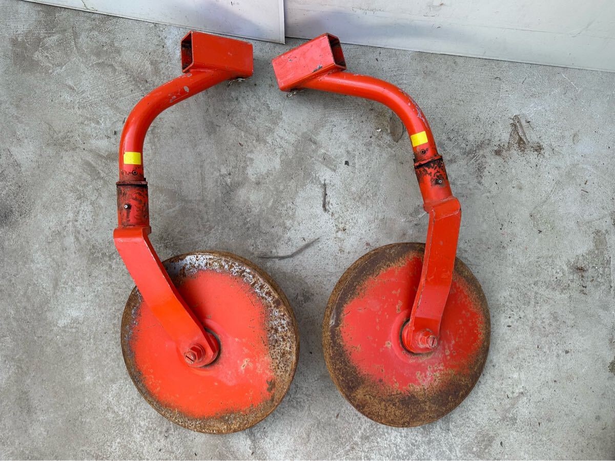 トラクター用尾輪 左右セット 補助車輪 トラクターセット 角軸 車輪 パーツ 取付金具 部品拍卖