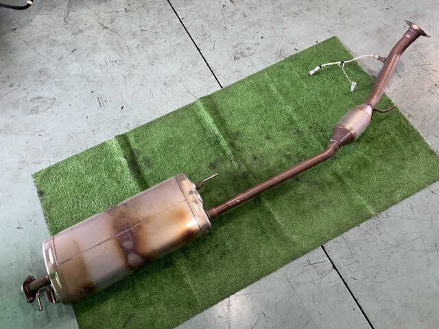 ノア 6AA-ZWR90W エキゾーストセンターマフラー ハイブリッドG 7人拍卖