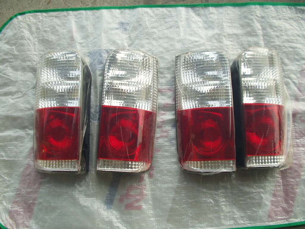 ハイエース100系バン 1989~1995 ユーロテール 未使用B品 2台分 その① クリアー 拍卖