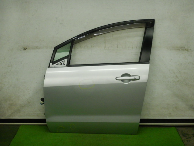 10E】【22V】【送料記載】 プレマシー CREW 左フロントドア C2Y5-59-02XE サンライトシルバーメタリック【501310】拍卖