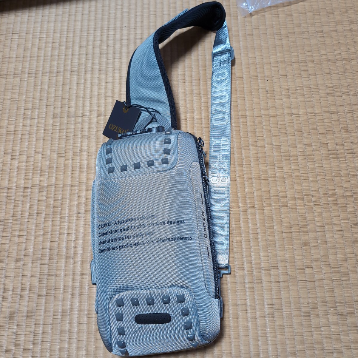 ●未使用品●OZUKO●斜め掛けバック●USBポート、盗難防止ロック付き●灰色●拍卖