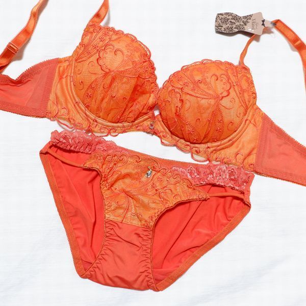 Last エレーヌ C70M 寄せ上谷間 リフトUPビジュー付 蝶刺繍 ブラ&ショーツ バレンシアオレンジ拍卖
