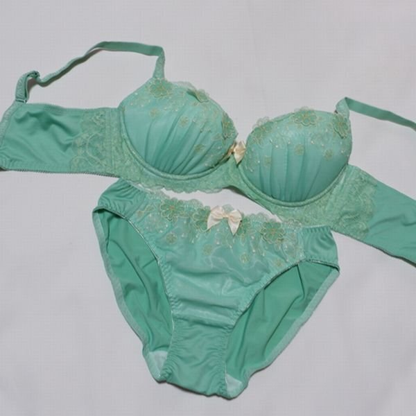 Last E75L 脇高リフトUP 寄せ上谷間 ラメ花びらブラ&ショーツ グリーン拍卖