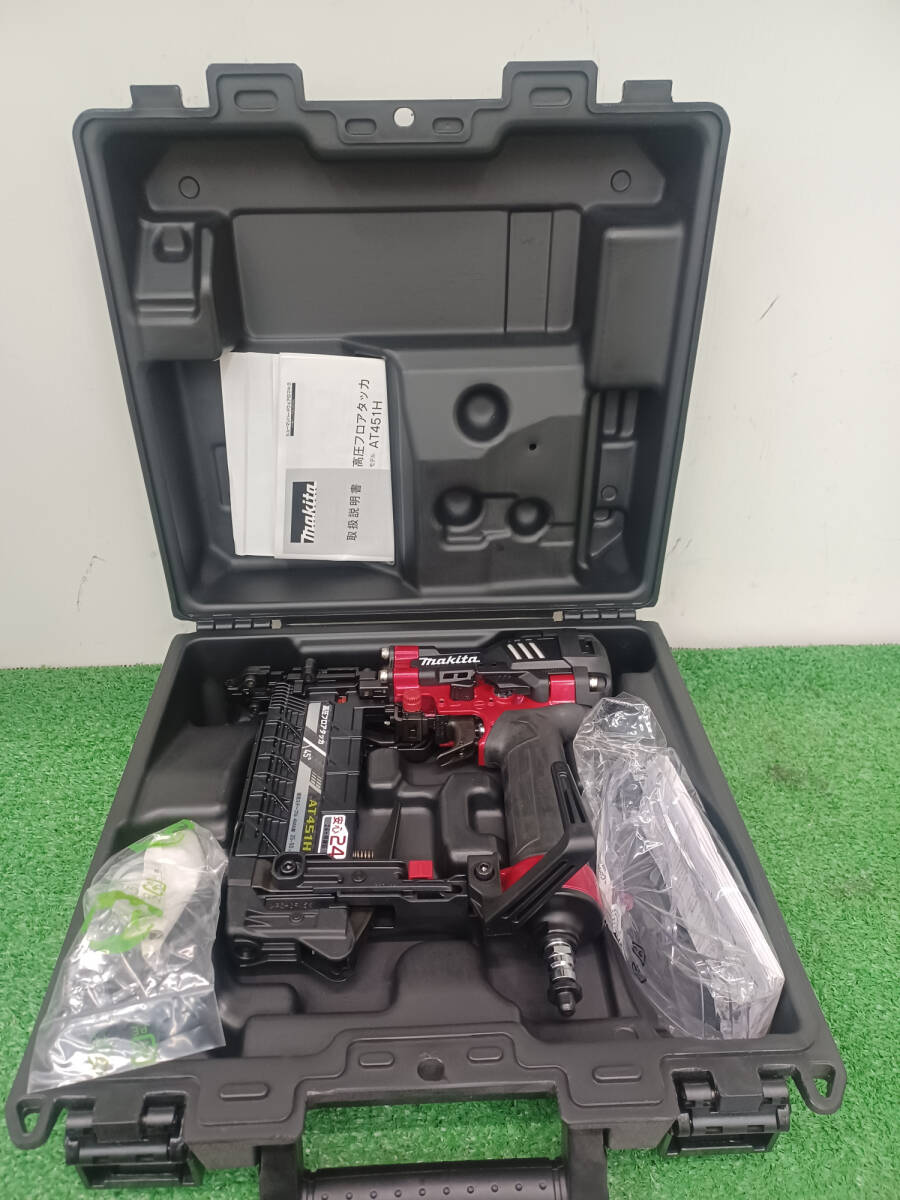 【未使用品】makita(マキタ) 4㎜高圧フロアタッカ エアダスタ付 赤 AT451H エア工具/ITG9HOSKCZ2G拍卖