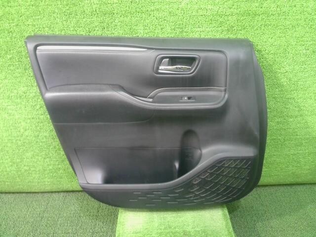 エスクァイア DAA-ZWR80G 左 前 フロント ドアトリム ハイブリッドGI 7人 2ZR-FXE 070 67620-28E90-C6拍卖